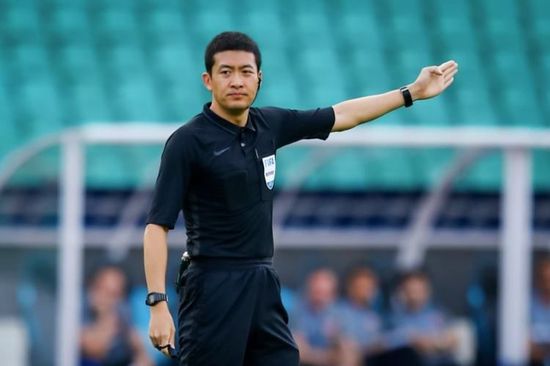 与此同时，车窗叠现出车厢内女主人公一美国女性珍那清丽秀美的面庞两人影像聚焦于同一画面空间。